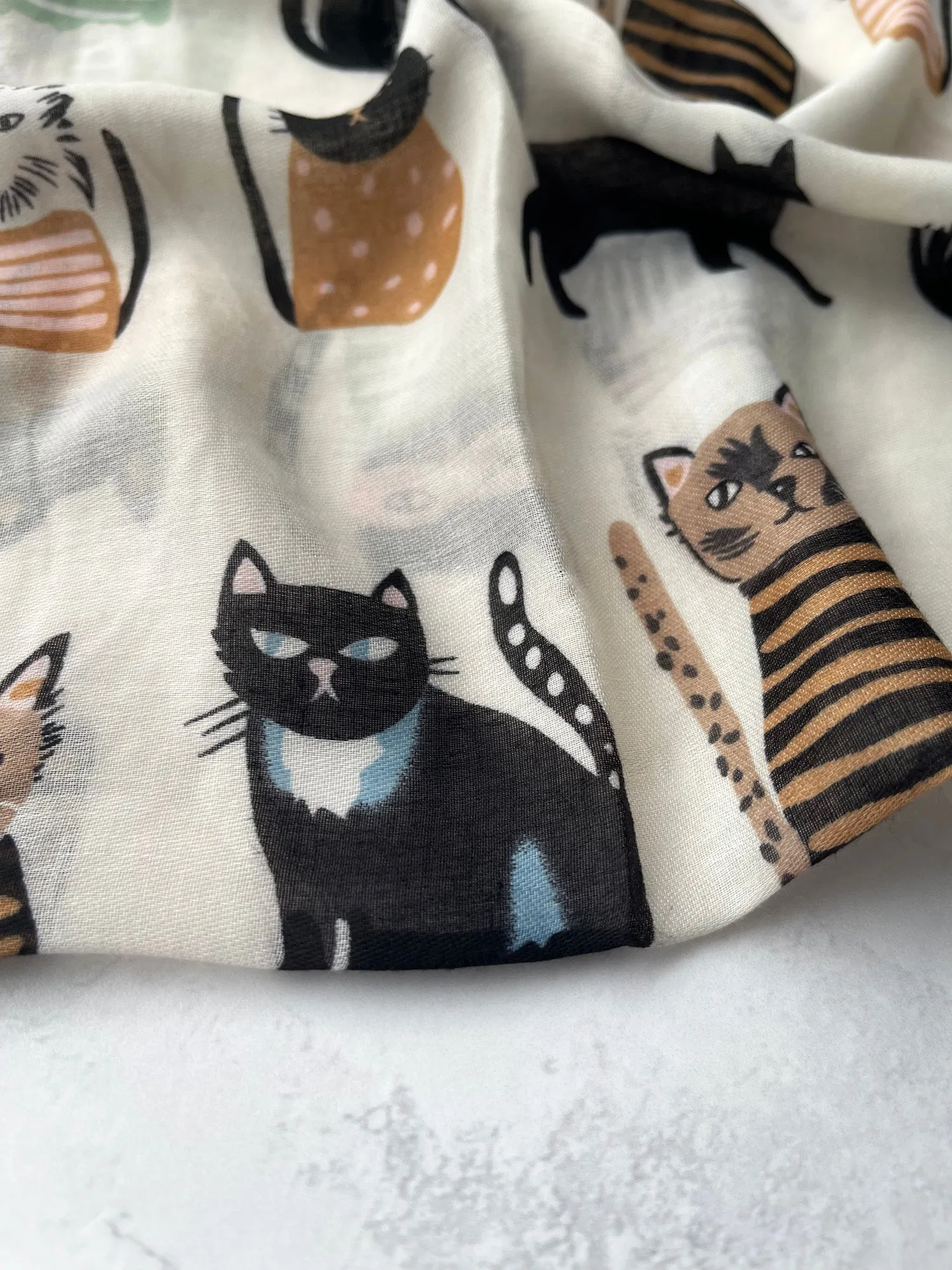 CREAM AND BLACK LIGHTWEIGHT BORDER CAT SCARF