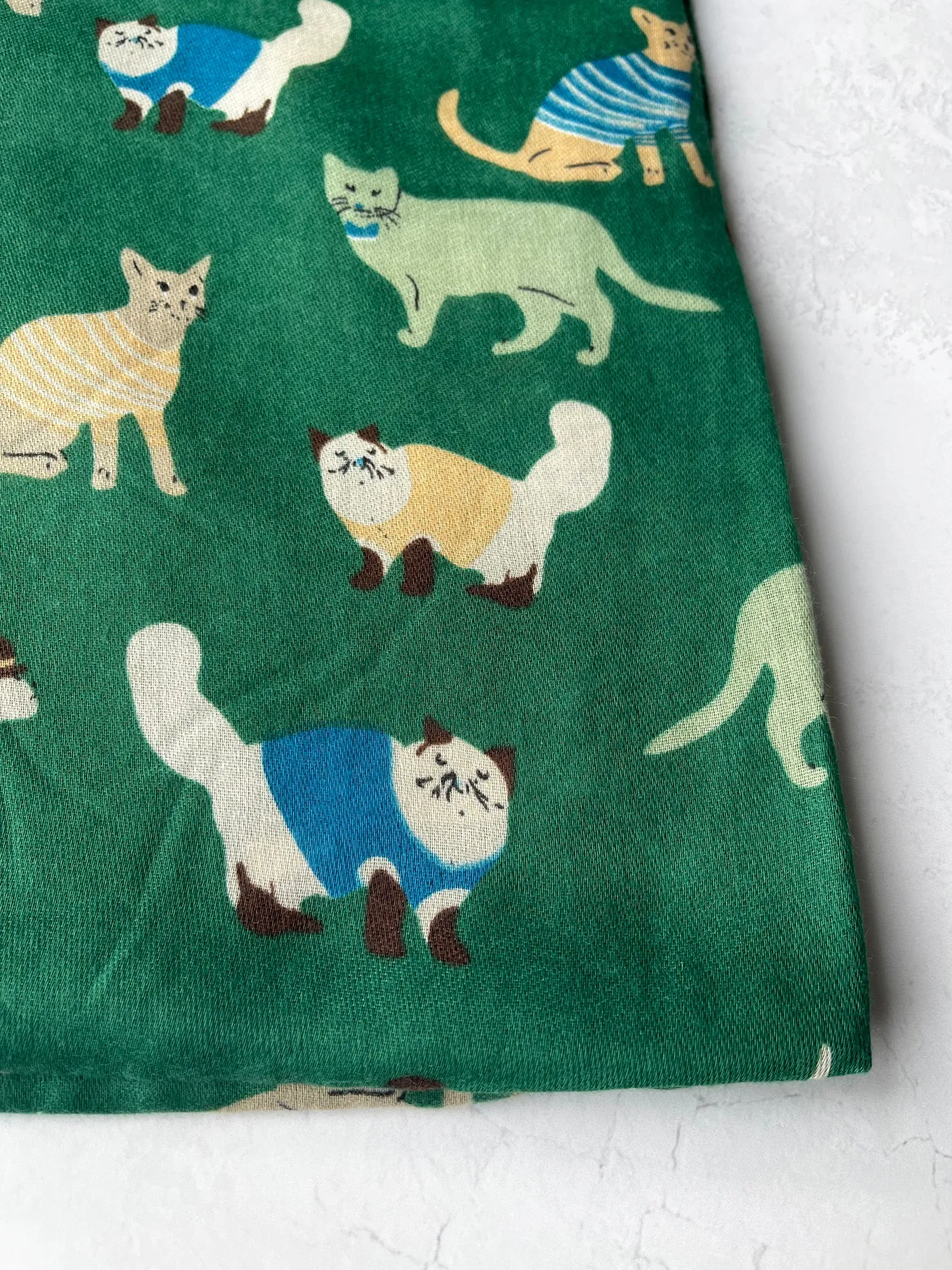 LIGHTWEIGHT GREEN SCARF WITH CATS