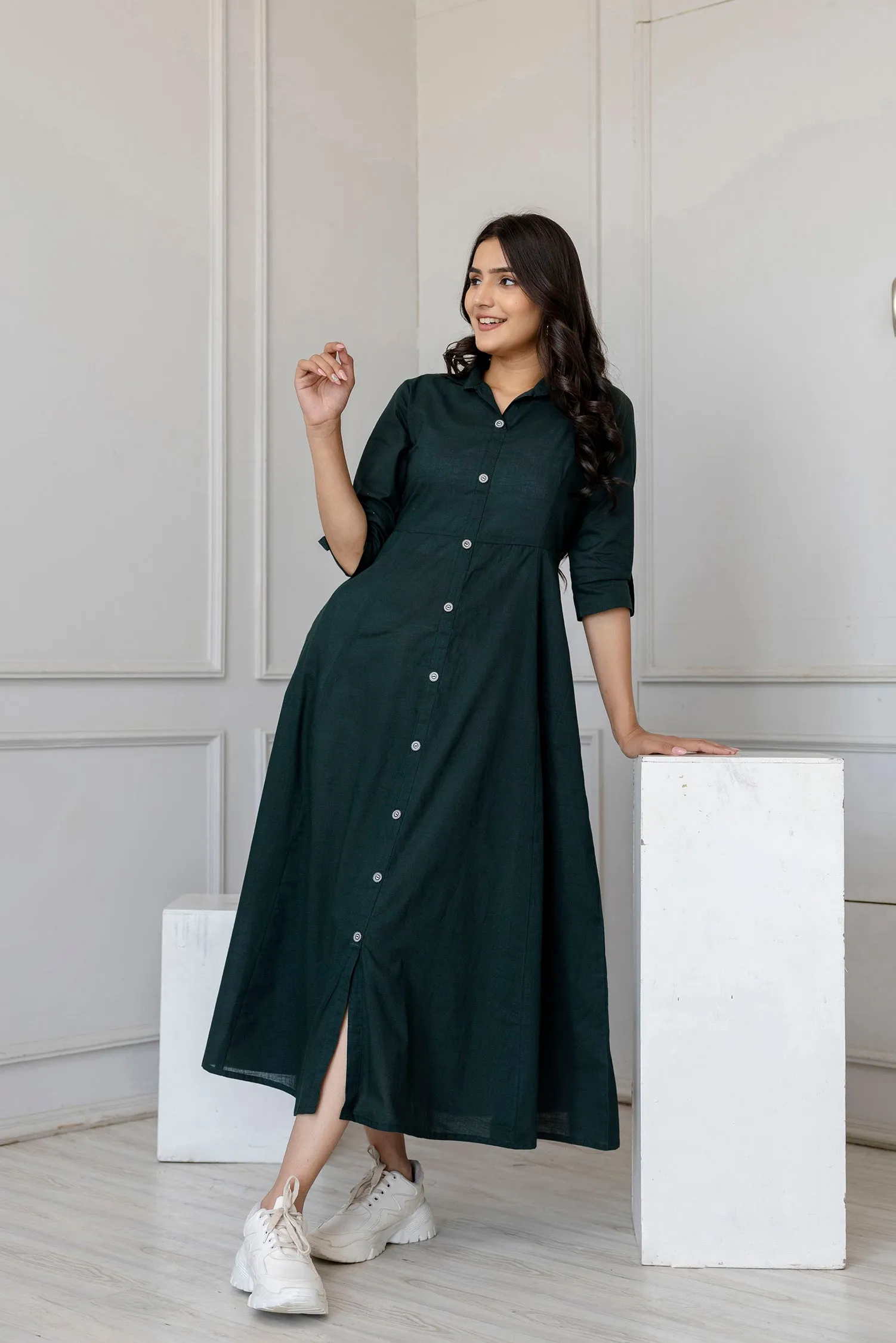 Women Green Solid Flared Dress With Three Quarter Sleeves