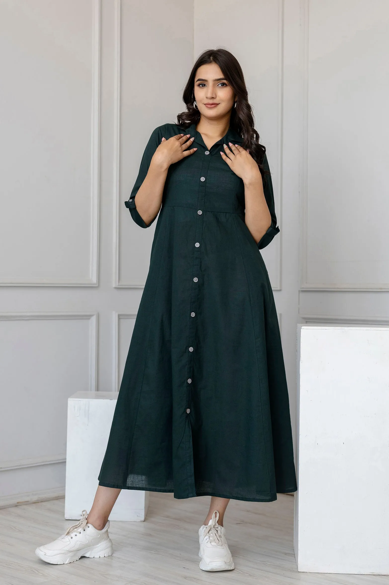 Women Green Solid Flared Dress With Three Quarter Sleeves